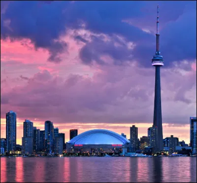 Quelle est cette ville, capitale de la province de l'Ontario, cité la plus peuplée du Canada et célèbre pour sa tour CN de 553 mètres de haut ?