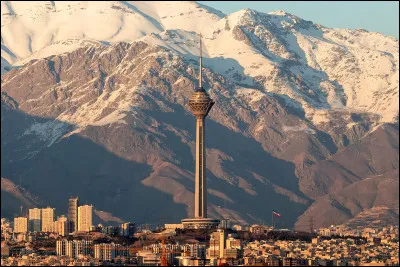 Quelle est celle ville, capitale de l'Iran, coeur administratif, culturel et économique , célèbre pour la tour Milad la plus haute du pays avec 315 mètres de haut ?
