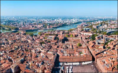 Quelle est cette ville, chef-lieu de la Haut-Garonne et de la région d'Occitanie, capitale européenne de l'industrie aéronautique et spatiale, surnommée la "ville rose" .