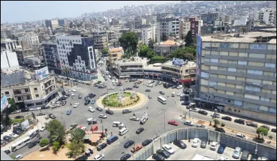 Quelle est cette ville, capitale de la Libye, principal port et plus grand centre industriel et économique du pays ?