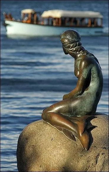 La 'Petite Sirne', mondialement connue, se trouve  l'entre du port de :