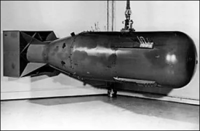 Août 1945, un bombardier américain largue une bombe sur Hiroshima. Quel est le nom de la "bombe" ?