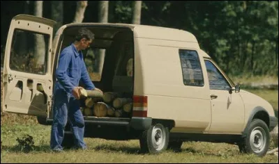 Cette camionnette robuste a rendu depuis 1984 de fidèles services. Quel est ce véhicule encore très recherché ?