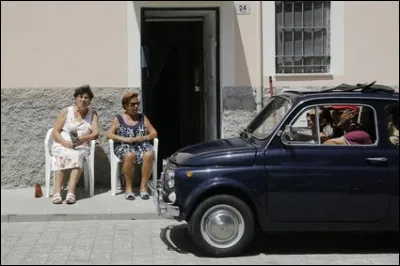 La douceur de vivre du Sud, mais quelle est cette petite auto dans la rue ?