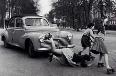 Belle gamelle en patins juste devant une...
