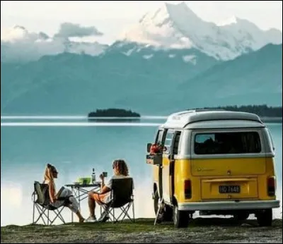 Pause détente devant un lac de montagne avec à côté un(e)...
