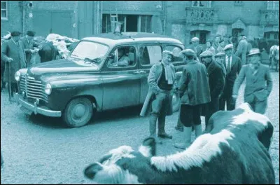 V'la t'y pas le marché aux bestiaux. Quelle est cette grosse berline volumineuse de l'après-guerre ?