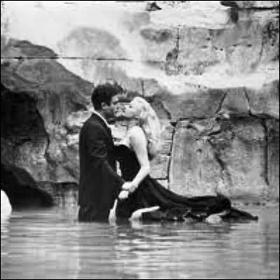 Dans quel film, Palme d�or &agrave; Cannes, Marcello Mastroianni et Anita Ekberg se retrouvent-ils dans la fontaine de Tr&eacute;vi ?
