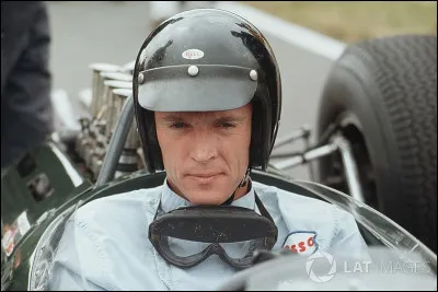 Dan Gurney, pilote automobile américain, a remporté en 1967 un grand prix de formule 1 avec une voiture de sa conception : une ...