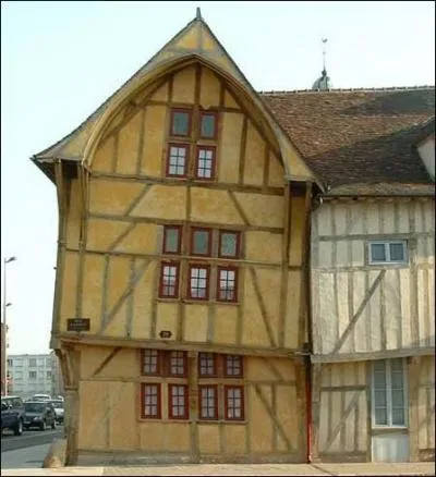 Une maison dite 'de guinguois' est :