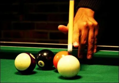 Comment s'appelle l'instrument avec lequel on pousse les boules dans le jeu de billard ?
