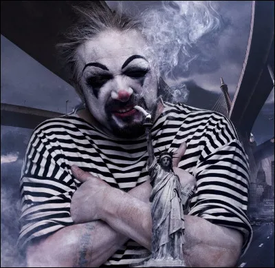 Complétez : 
"Die Manege liegt im..."