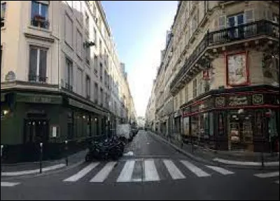 Tu as une journée de libre, tu décides d'aller en ville faire des achats mais soudain tu vois tes amies qui te demandent de passer la journée avec elles, tu...