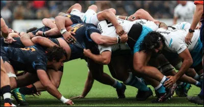Au rugby, quel joueur gagne la balle en m&ecirc;l&eacute;e en la ratissant avec le pied ?