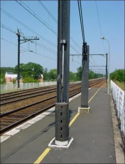 Dans une gare, la catnaire est :