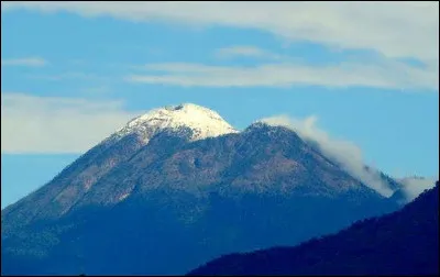 Il a une frontière avec le Mexique ; on y trouve aussi les volcans les plus hauts d'Amérique centrale, comme le Tajumulco et le Tacaná qui atteignent plus de 4 000 mètres d'altitude :