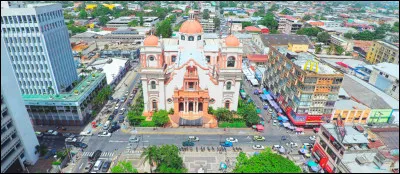 La ville de San Pedro Sula, 1 million d'habitants, compte de nombreuses maquiladoras notamment américaines, chinoises et sud-coréennes dédiées à la fabrication de vêtements. C'est l'un des principaux pôles économiques de la région. C'est la deuxième ville du ...