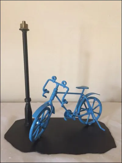 Quel est le titre du troisième tome de la trilogie de Régine Deforges, après "La Bicyclette bleue" et "101, avenue Henri-Martin" ?