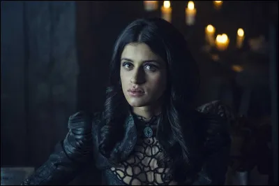 Dans quelle série Anya Chalotra joue-t-elle cette sorcière ?