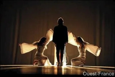 Pourquoi il y a des anges (les filles des deux cts de Mikelangelo) ?