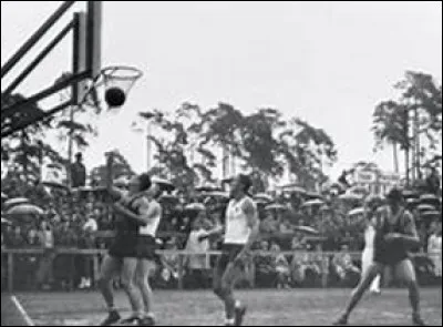 Apparition aux Jeux olympiques - En quelle année le basketball apparait-il aux Jeux olympiques comme sport de démonstration ?