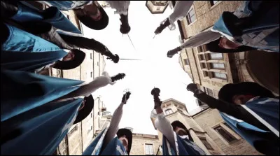 Complétez : 
"Da waren alle, Röcke..."