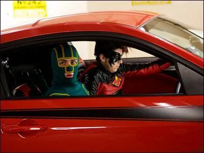 Quelle chanson coute Kick-Ass et son acolyte dans la voiture ?