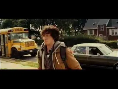 Dave Lizewski vit seul avec :