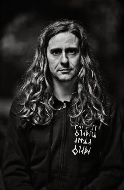 Complétez : 
"Lævís og slyng þau læðast í hring,
Lokka þig kringum..."