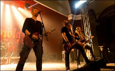 Complétez : 
"Starði á okkur með stingandi..."