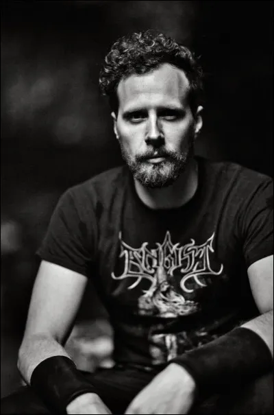 Complétez : 
"Hann þekkir staðinn sem hrímar og..."