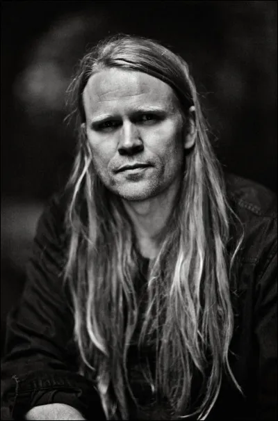 Complétez : 
"Niður til hennar sem Niflheimi..."