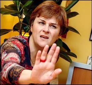 Elle occupe ou a occup les fonctions de : ministre de l'Amnagement du Territoire et de l'Environnement et Conseillre gnrale du Jura