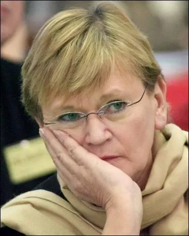 Elle a occup les fonctions de : Ministre de la Jeunesse et des Sports et Secrtaire nationale du Parti communiste franais