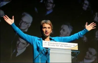 Elle occupe ou a occup les fonctions de : Prsidente du MEDEF