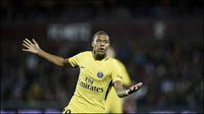 Contre qui Mbappé marque-t-il son premier but avec le PSG ?