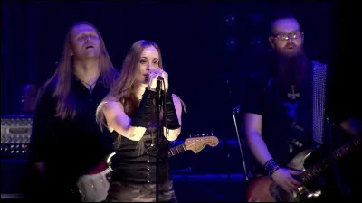 Complétez : 
"Ég sest í hennar..."