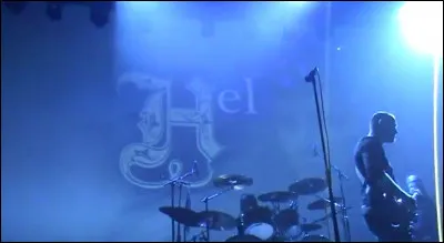 Complétez : 
"Okkur tvö þar enginn..."