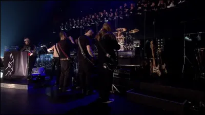 Complétez : 
"Hérna er voðinn þér..."