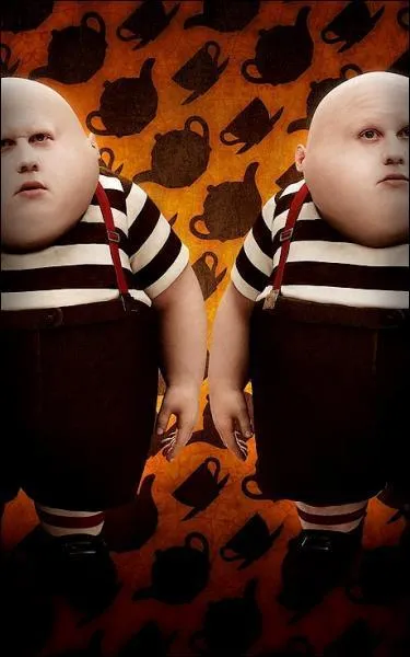 Comment la reine Rouge appelle-t-elle ces deux personnages ?