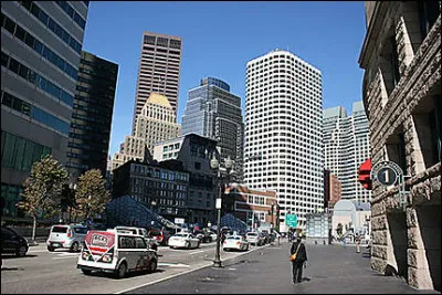 Contrairement à la plupart des villes américaines, les rues du centre, qui a gardé de nombreux édifices de lépoque coloniale, ne sont pas rectilignes. La proche banlieue abrite la prestigieuse université d'Harvard :