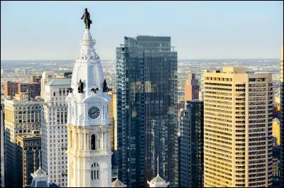 La ville possède de nombreux monuments datant du XVIIIe siècle, construits en briques rouges dans le style géorgien (Congress Hall, Independence Hall). La tour du city hall mesure 167 mètres de hauteur, avec la statue de William Penn à son sommet :