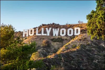 Le panneau Hollywood est connu pour être le symbole du....