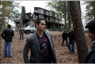 Au début de la saison 1 que faisaient Scott et Stiles dans la forêt ?