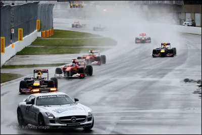 Canada, 2011. Vettel tient une course de bout-en-bout sous des conditions météorologiques compliquées. Un pilote le menace et le pousse à la faute afin de remporter le GP. Qui a remporté le GP du Canada ?