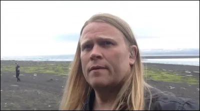 Complétez : 
"Komið inn í hellinn því að hér, hér er gott að..."