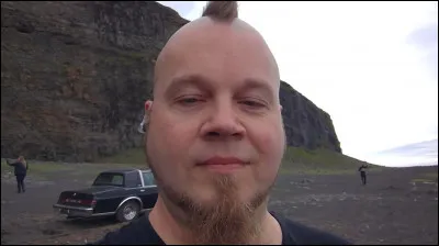 Complétez : 
"Niðamyrkur, nær inn í gullinn..."