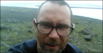 Complétez : 
"Hér sofa dvergar..."