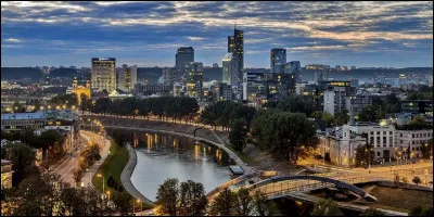 Quelle est cette ville, capitale de la Lituanie, coeur financier et économique du pays, son centre baroque est classé au Patrimoine mondial de L'Unesco ?