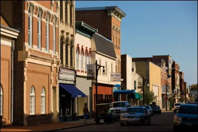 Quelle est cette ville des États-Unis, la plus vieille cité (1732) de l'Indiana, siège du Comté de Knox, autrefois une place forte de la Nouvelle France ?